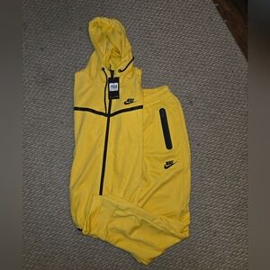 Yellow black nike sweatsuit